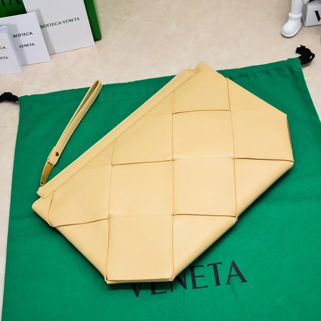 B's new lightweight shape-changing design handbag, suitable for both men and women, suitable for daily use, from small woven to large woven, simple and easy to wear, the leather has the best feel, a worth buying item, size 35*19*1cm [6689#]